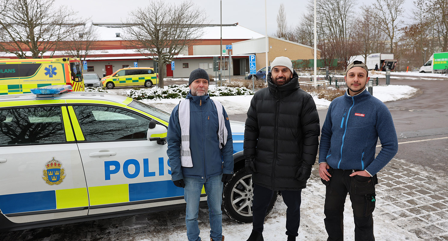 Erik Magnusson, Burim Grajqevci och Vladan Mirkovic vid en polisbil med Rosengårds ip och ambulanser i bakgrunden.