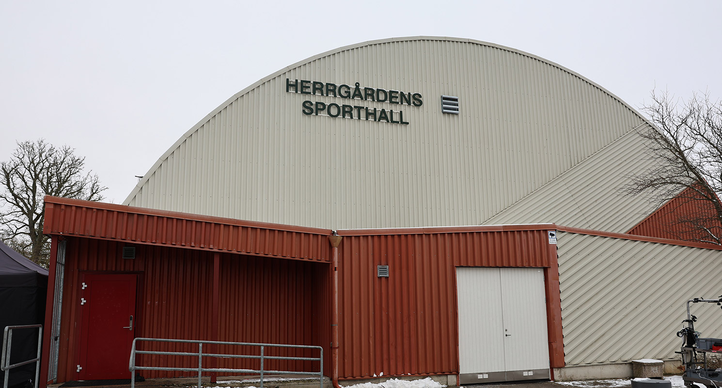 Herrgårdens sporthall med välvt tak.