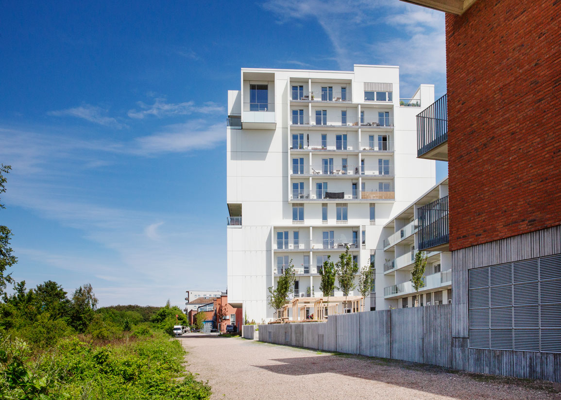 En bit av den kommande Gjuteriparken intill ny bostadsbebyggelse.