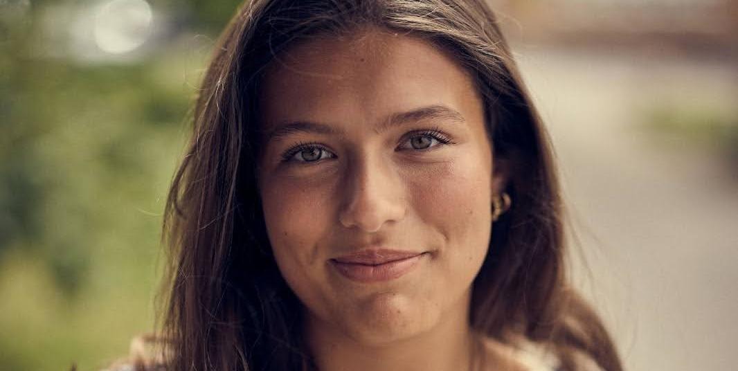 Blå tröja med röda och vita ränder