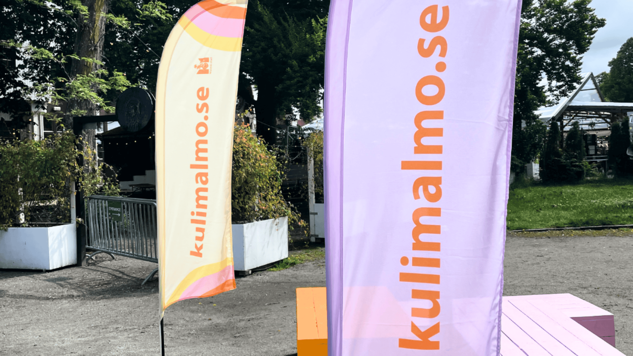Två flaggor med texten "kulimalmo.se".