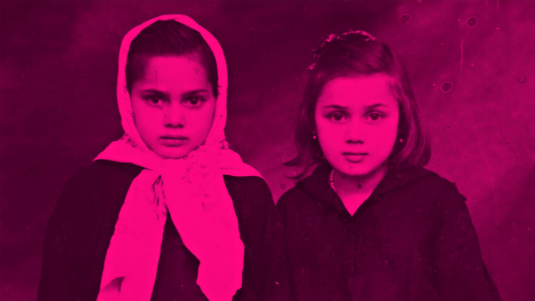 Sonja och Senta. De två döttrarna till Heinrich och Amalia Birkenfelder. Fotot togs i Radom Ghetto. Bilden finns med i utställningen ”Romernas sista natt i Auschwitz”.