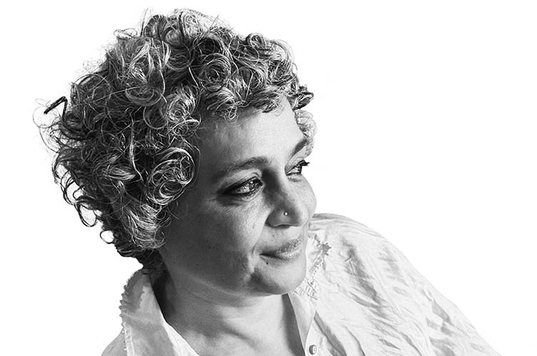 Porträttbild på Arundhati Roy.