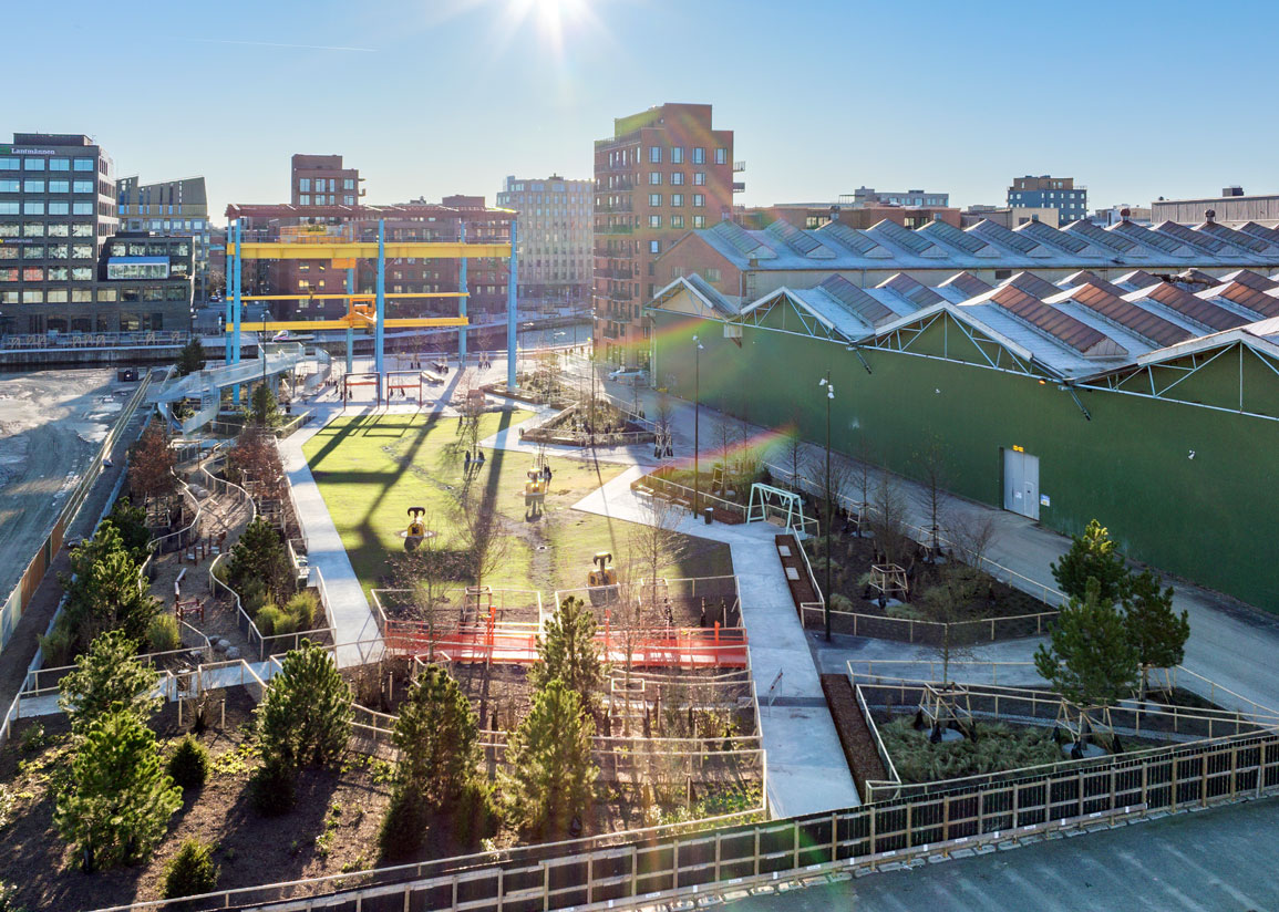 Vy över den nyanlagda Solhöjdsparken, med stålkonstruktion och andra industrielement.