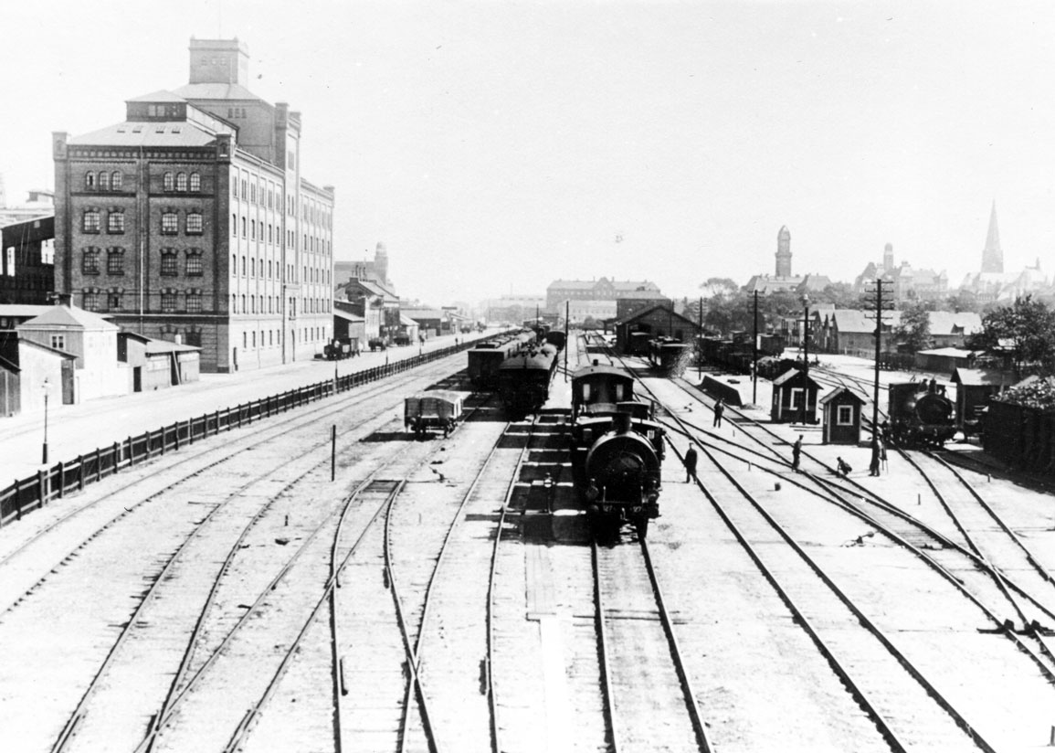 Malmö-LImhamns järnväg, "Sillabanan" med spårområde och Stora Valskvarnens byggnader till vänster samt lägre trähusbebyggelse till höger.