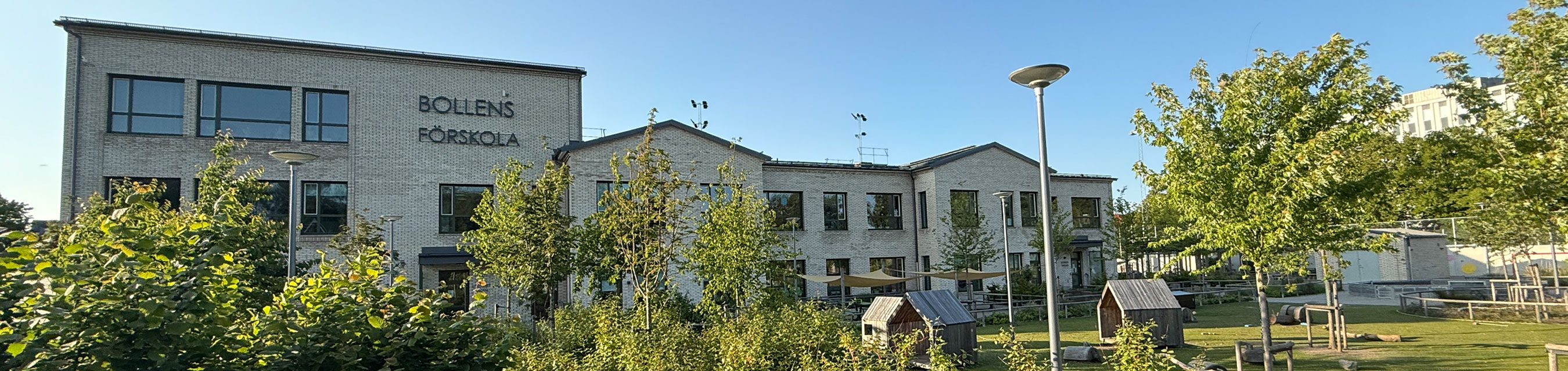 Bollens förskola är byggd i tre plan och har plats för 160 barn