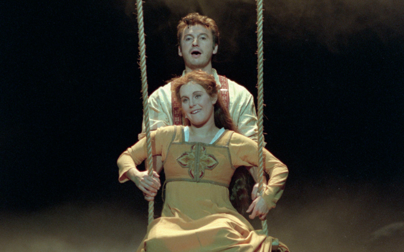 Anders Ekborg och Helen Sjöholm från Kristina från Duvemåla, 1995.