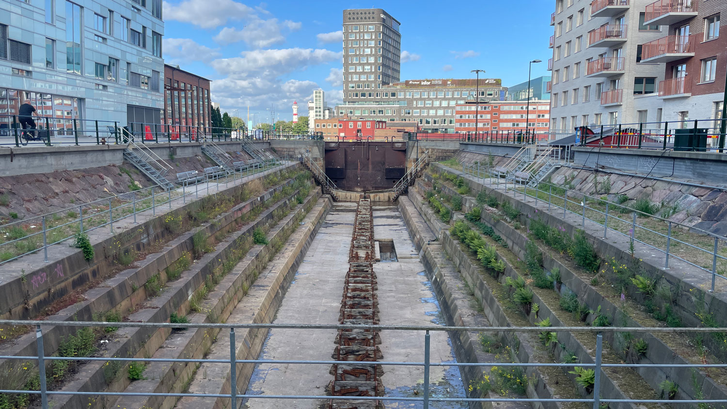 Torrdockan sedd från väster mot dockporten i juli 2025.