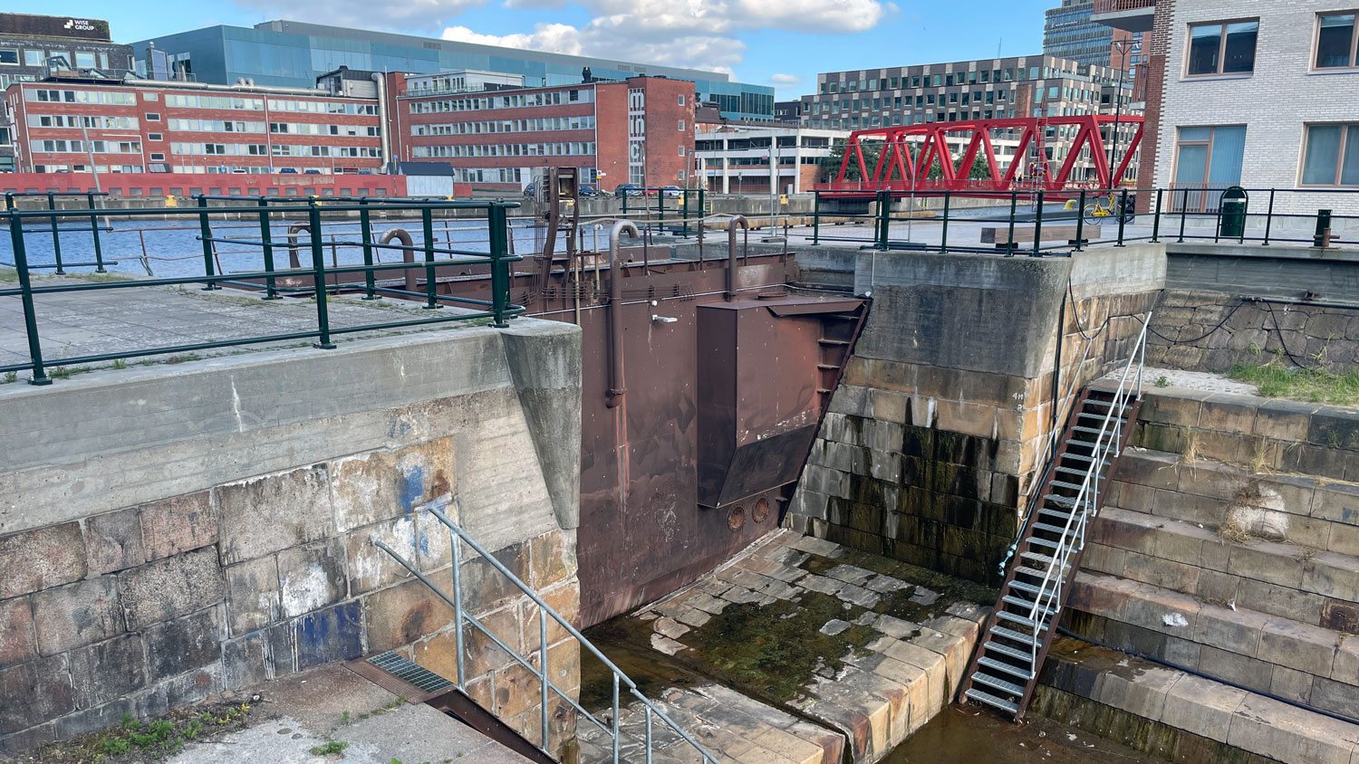 Den gamla torrdockan närmast dockporten, med Beijerskajen och den röda Beijers bro i bakgrunden.