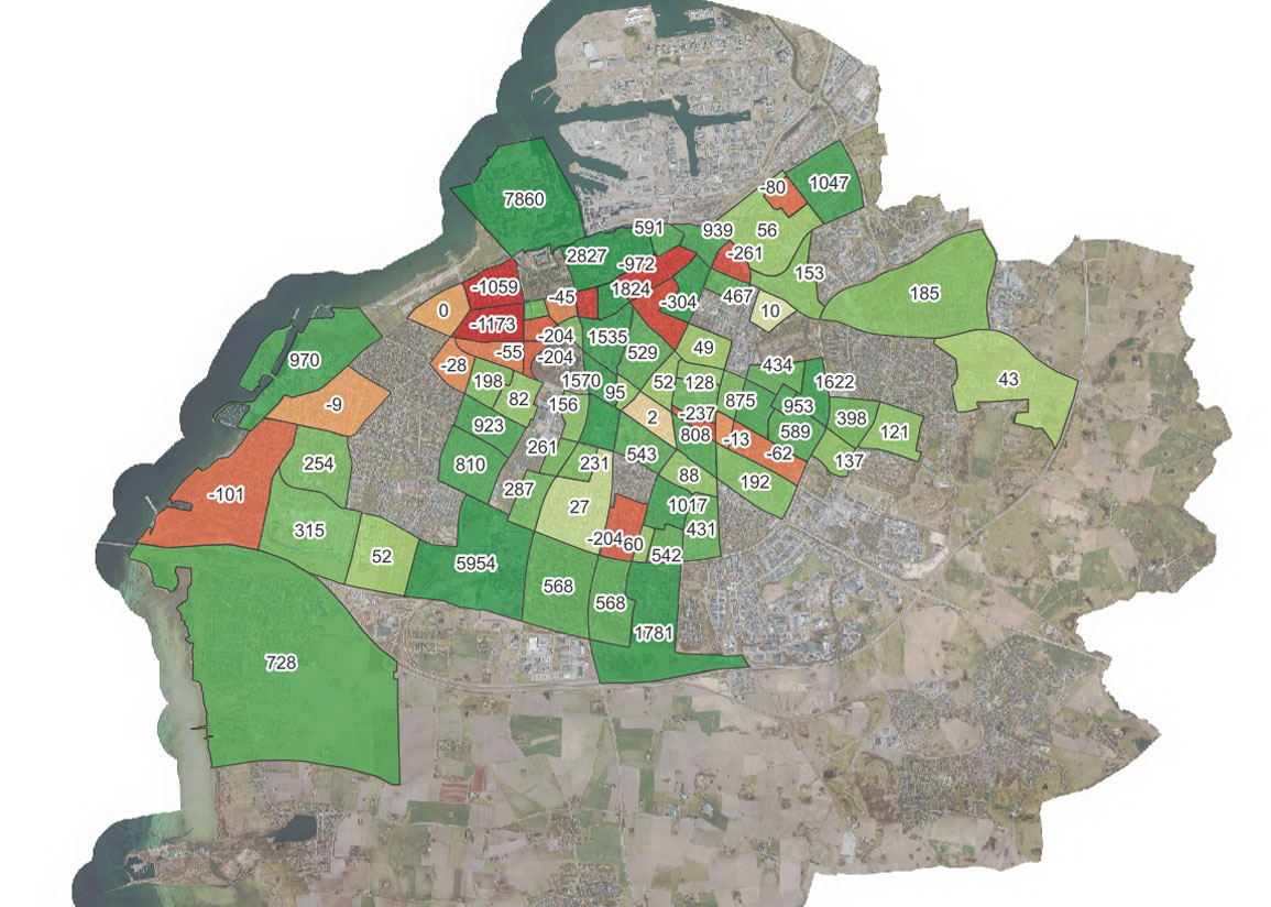 Kartbild som med färgmarkeringar visar områden i Malmö med överskott respektive underskott av parkeringsplatser på kvartersmark.