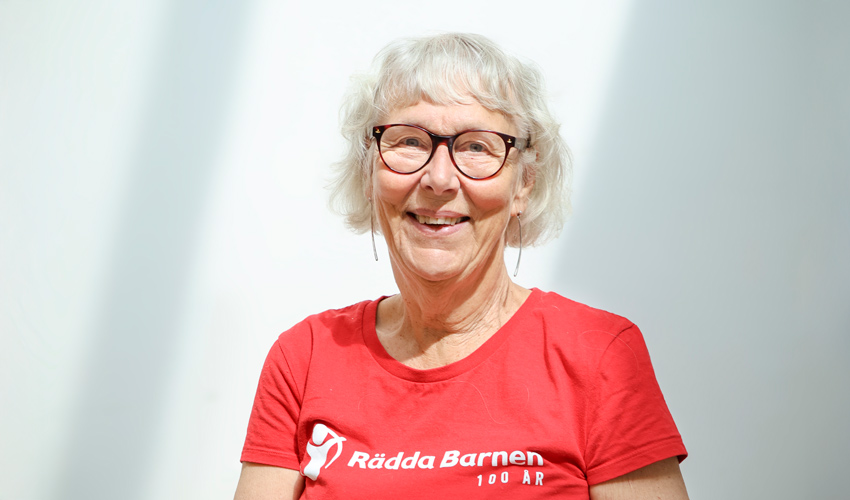 Inga har på sig en röd tröja med texten Rädda Barnen.