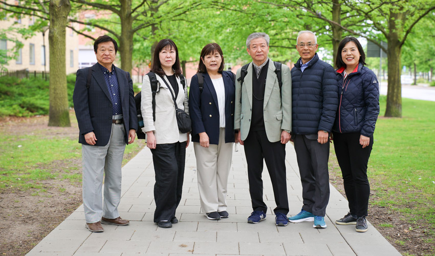 En grupp med besökare från Japan står på rad.