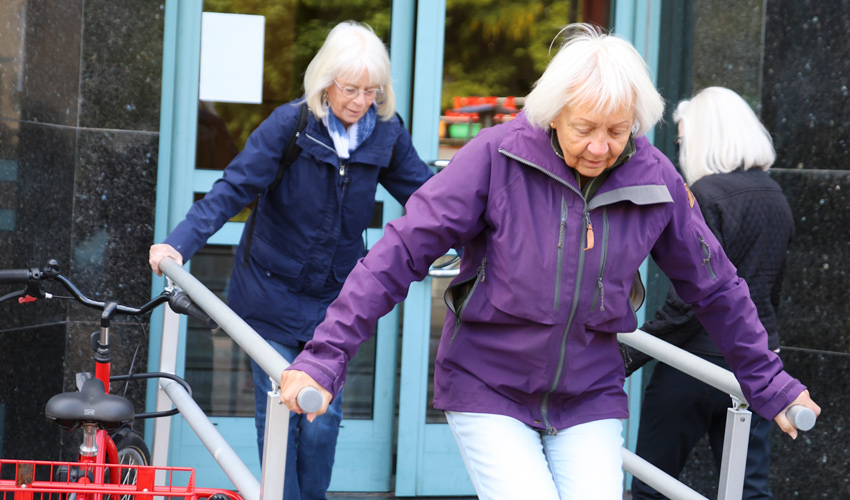 Karin och Inga lyfter upp sig från räcken på en ramp.
