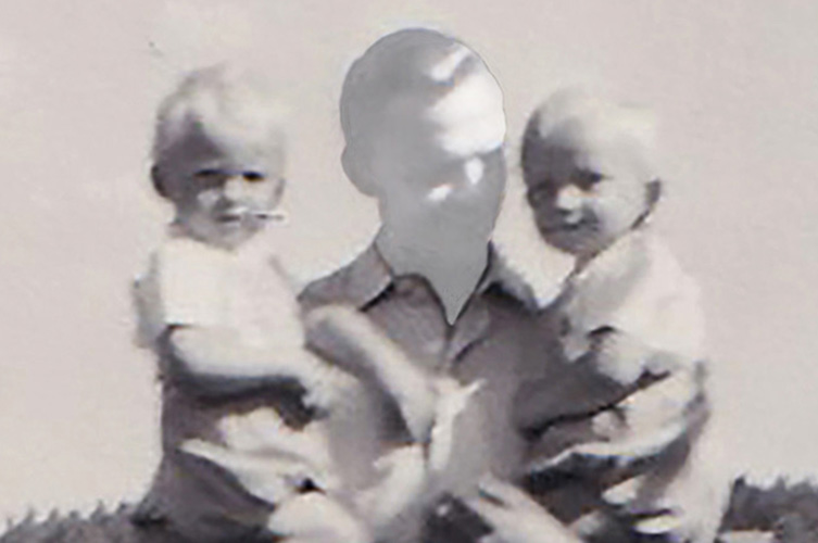 Bild från utställningen med pappa och två barn.