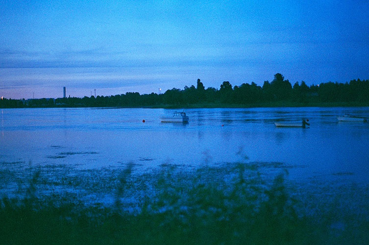 Fotografi ur utställningen på flod i kvällsljus.