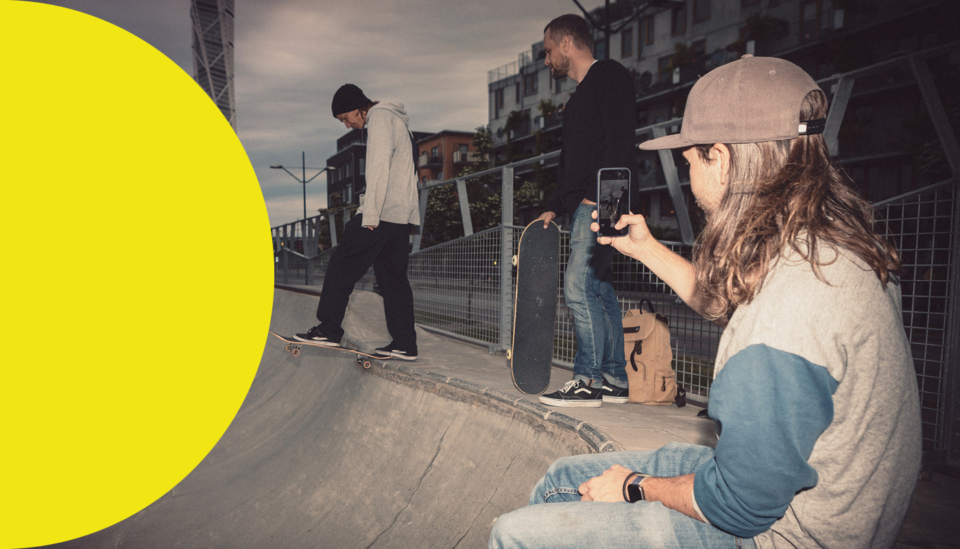 Unga personer filmar andra unga med skateboard.