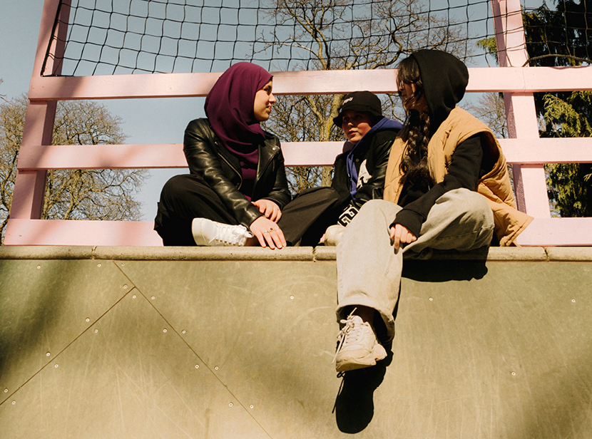 Bild på unga som sitter på en skateramp, 