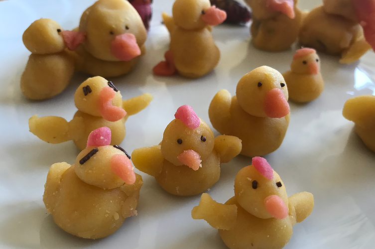 Skicka gärna in bilder på påskfirande, påskpynt eller bertättelse om hur du firar påsk.