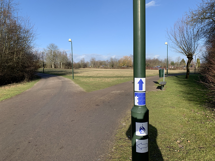 slingan skyltning på lyktstolpe