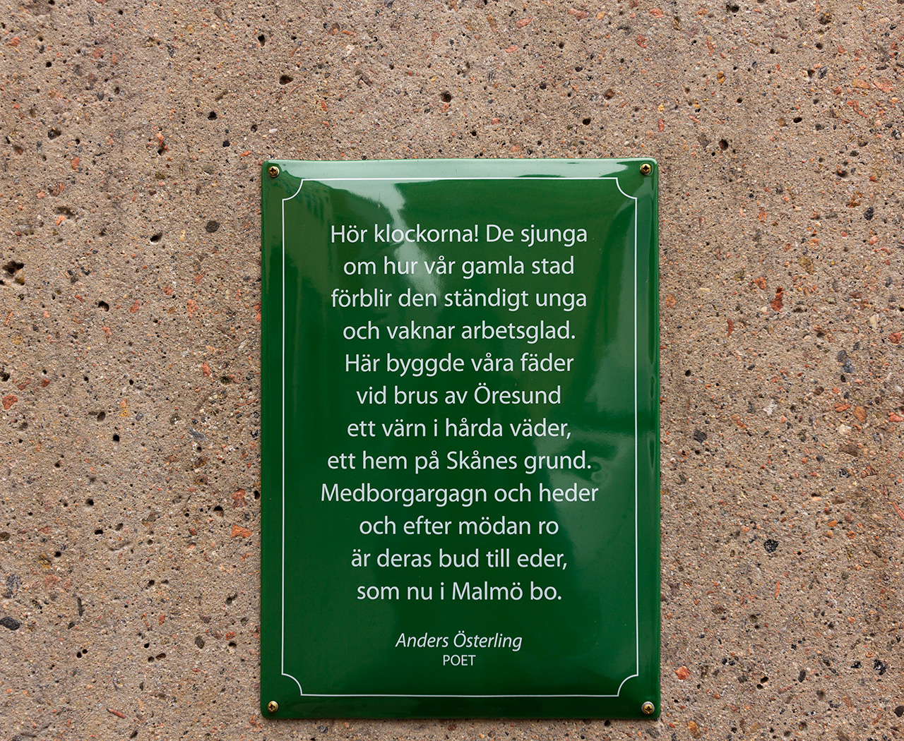 Grön skylt med vit text. En dikt av poet Anders Österling. 