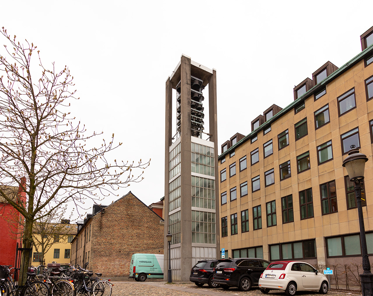 Bild på klocktornet Kampanilen bakom rådhuset och tingsrätten i Malmö inne på Kompanigården.