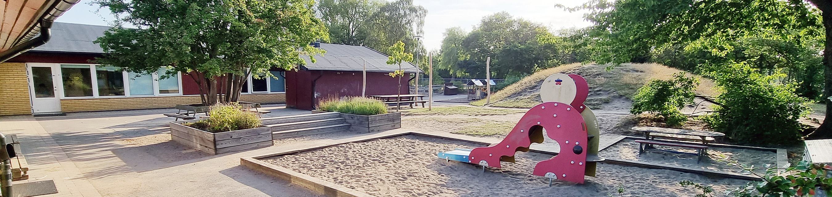Knäbäcks förskola har tre avdelningar och en stor gård som bjuder på möjligheter till
fantasi, lek och utforskande.
