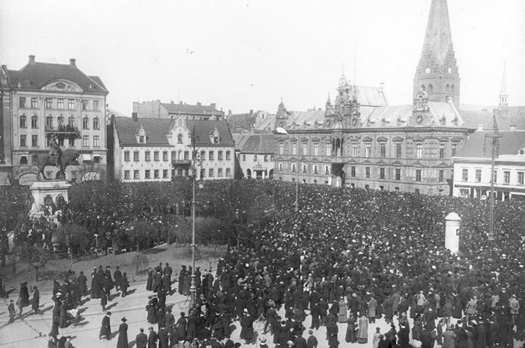 En stor mängd människor köar på Stortorget i Malmö.