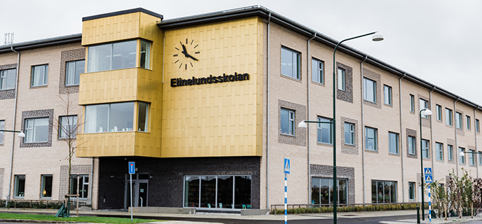 Nybyggda Elinelundsskolan ligger i en framväxande stadsdel
med naturnära läge intill kalkbrottet.