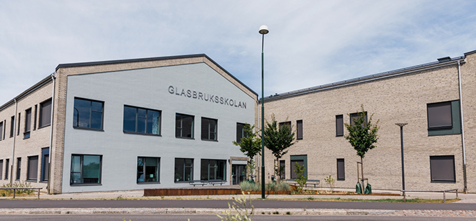Glasbruksskolan med närhet till grönområden och havet invigdes
2016.