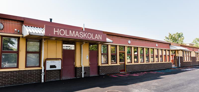 Holmaskolan är en liten skola i bostadskvarter och har till nära
en park.