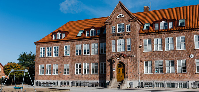Husieskolan belägen i villakvarter i östra Malmö har nära till stort
trädgårdsområde.