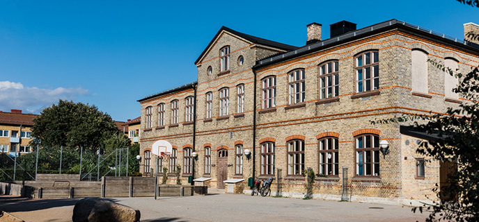 Karl Johansskolan är en liten skola centralt belägen i
stadsdelen Limhamn.