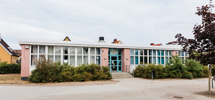 Karlshögskolan är en liten skola i ett villaområde i
sydöstra Malmö.