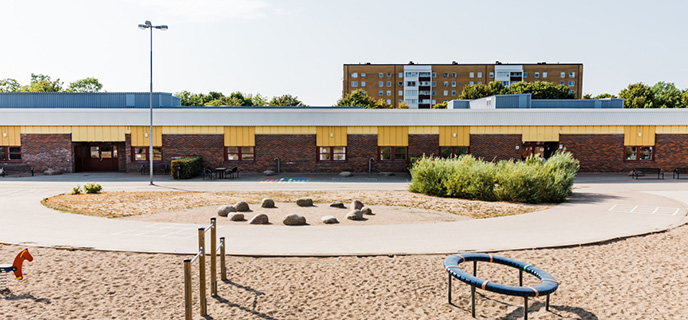 Kroksbäcksskolan erbjuder undervisning i alla årskurser i omedelbar närhet till en park och ett stort grönområde.
