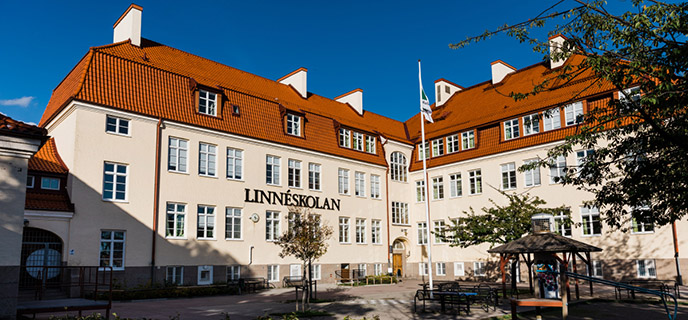 Linnéskolan mitt i gamla Limhamn är en gammal skola med spännande
historia.
