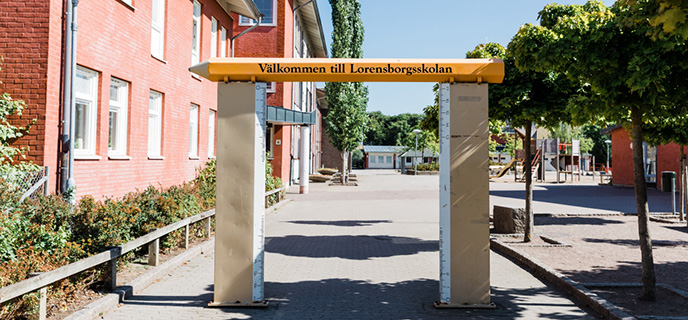 Lorensborgsskolan ligger centralt nära två stora park- och grönområden.