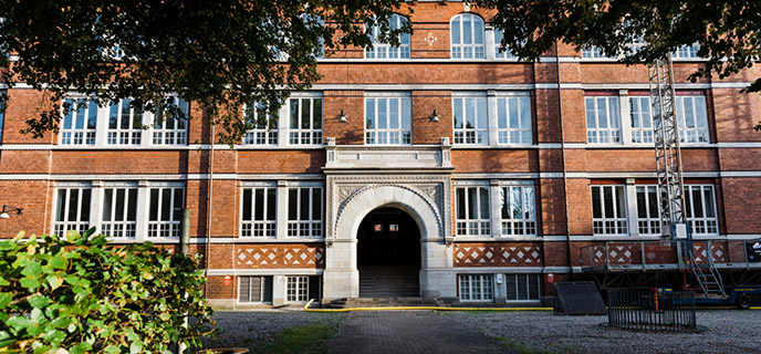 Centralt belägna Mellersta Förstadsskolan har renoverats från
en gammal folkskola till en modern högstadieskola.