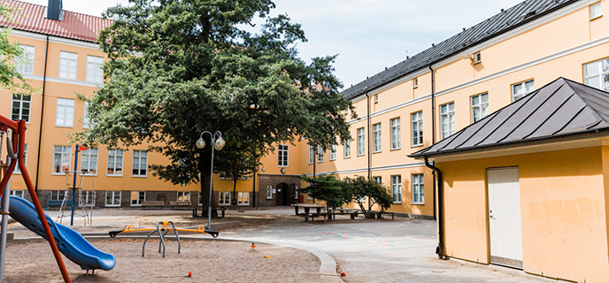 Mitt i centrala Malmö ligger Monbijouskolan i en vacker gammal
byggnad som renoverats till en modern skola.