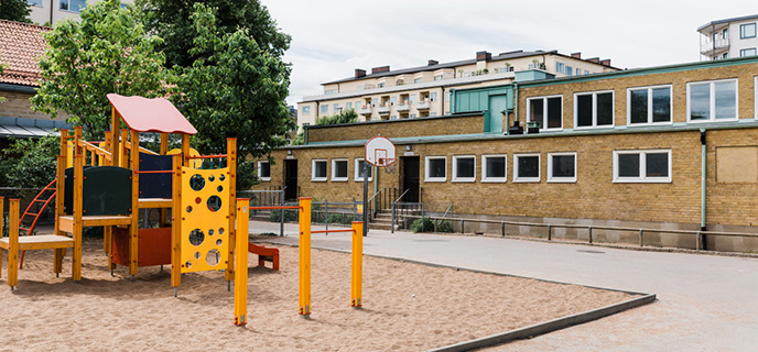 Ribersborgsskolan ligger i västra delen av centrala Malmö med
närhet till havet och två parker.