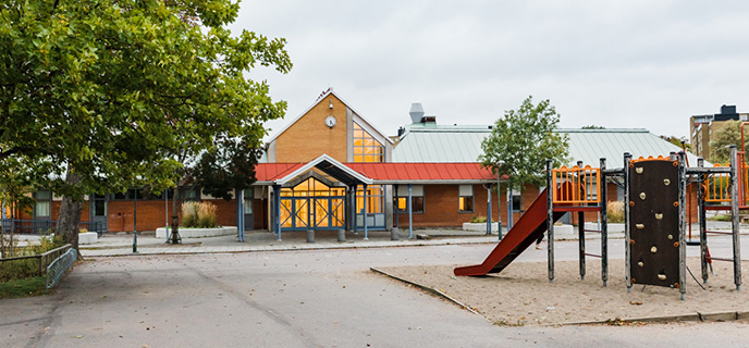 Rosengårdsskolan ligger i södra Malmö med närhet till en idrottsplats,
lekplats och park.