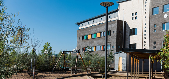 Stapelbäddsskolan är en nyare skola i Västra Hamnen med
närhet till havet och en stor park.