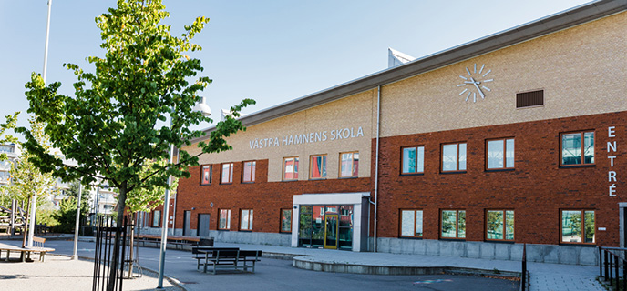 Västra Hamnens skola är en nyare skola med närhet till havet
och en stor park.