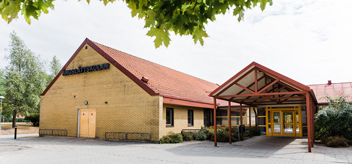 Ängsslättsskolan ligger havsnära i Bunkeflostrand i västra
Malmö omgiven av bostäder.