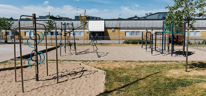 Örtagårdsskolan ligger i ett bostadsområde i södra Malmö nära
en idrottsplats.