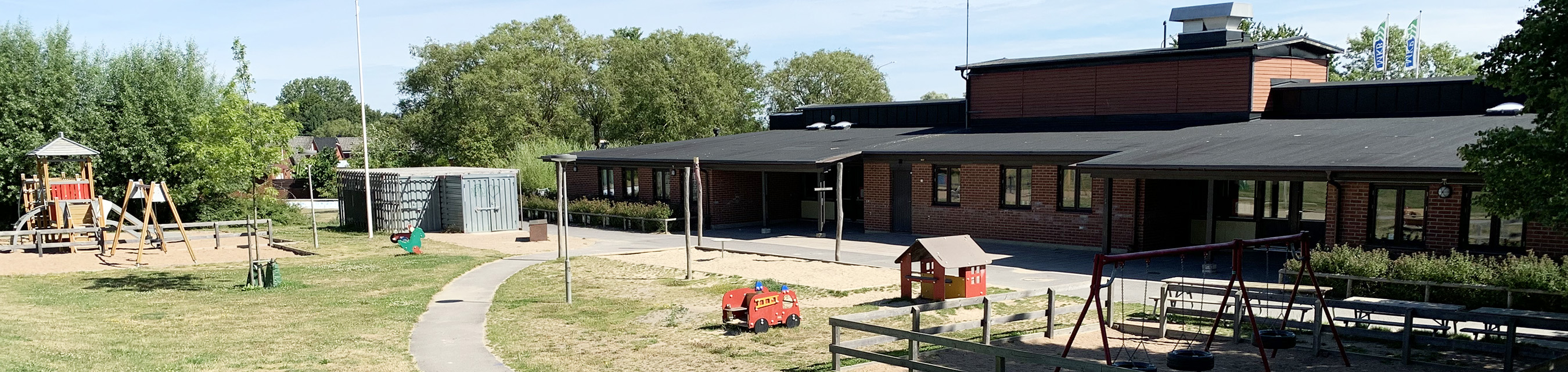 Oxiegårdens förskola är byggd i ett plan och har yra avdelningar.