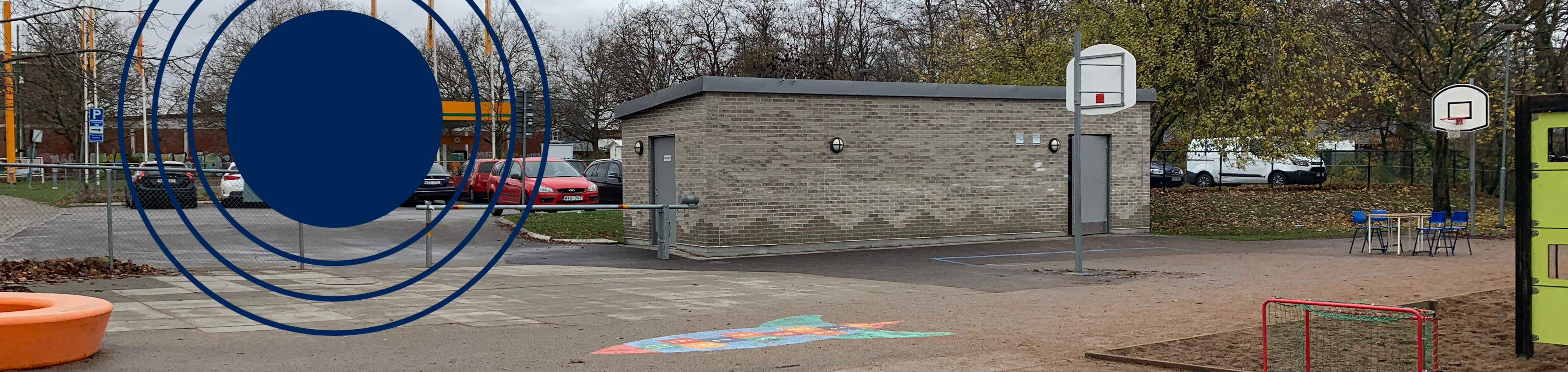 Miljöhus på grundskola i Malmö. Dekorativ blå ring.