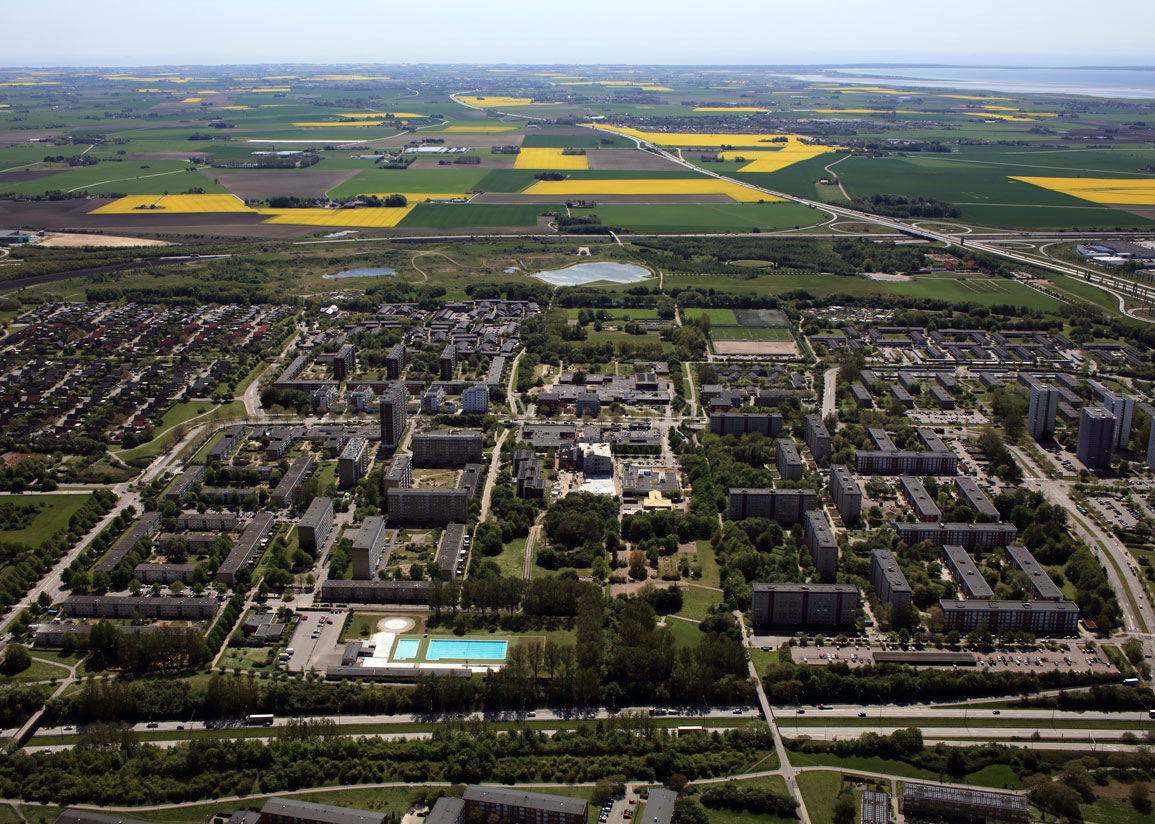 Stadsdelen Lindängen sett från luften, med blommande rapsfält och odlingslandskap. Foto: Perry Nordeng