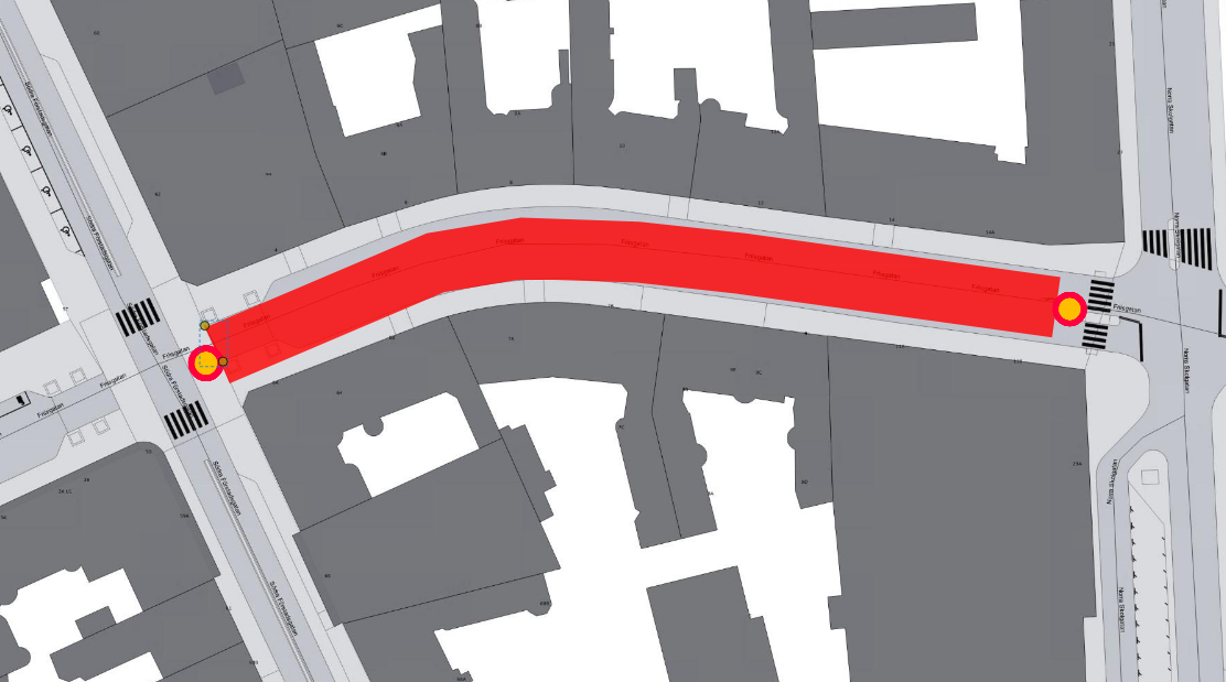 Bilden visar en karta där Friisgatan är avstängd mellan Södra Förstadsgatan och Norra Skolgatan på grund av ombyggnation. Gatan är öppen för fordon till verksamhet och fastighet. 