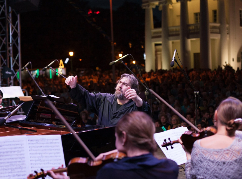 Bild på Timur Sergeyenia när han framträder under  Minsk Festival Orchestra Belarus 2018.