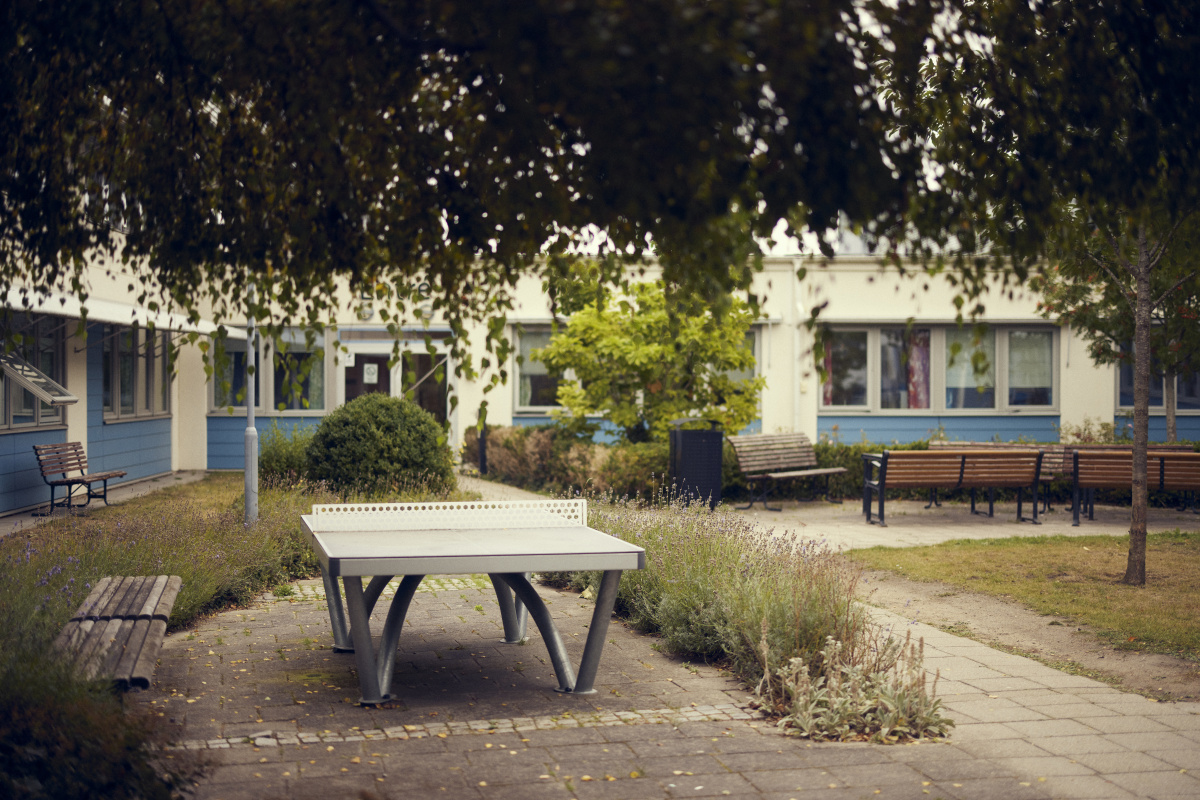 Exteriörbild på skolan och huvudingången